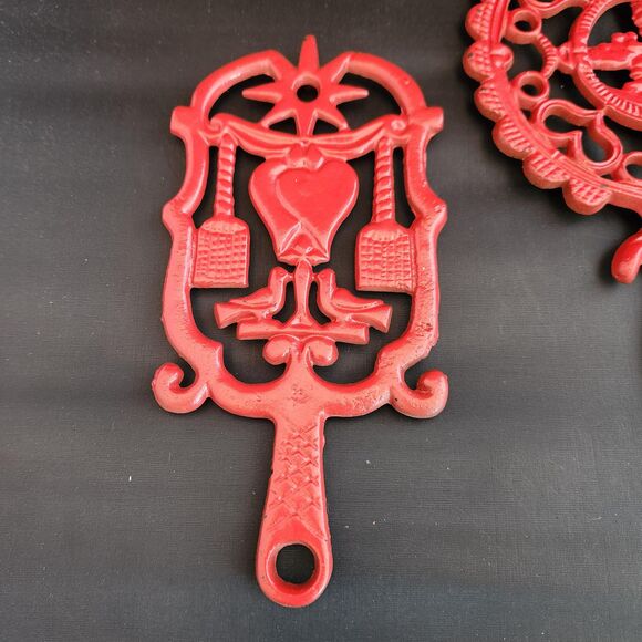 Cast Iron Dumb Dutch Girl in Bonnet Footed Trivets Red Enamel Set of 2 VTG Wall - Picture 2 of 7